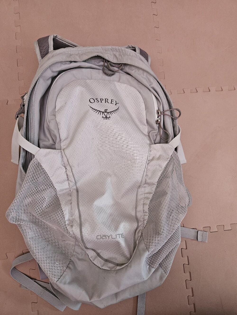 Osprey light gray Daylite backpack